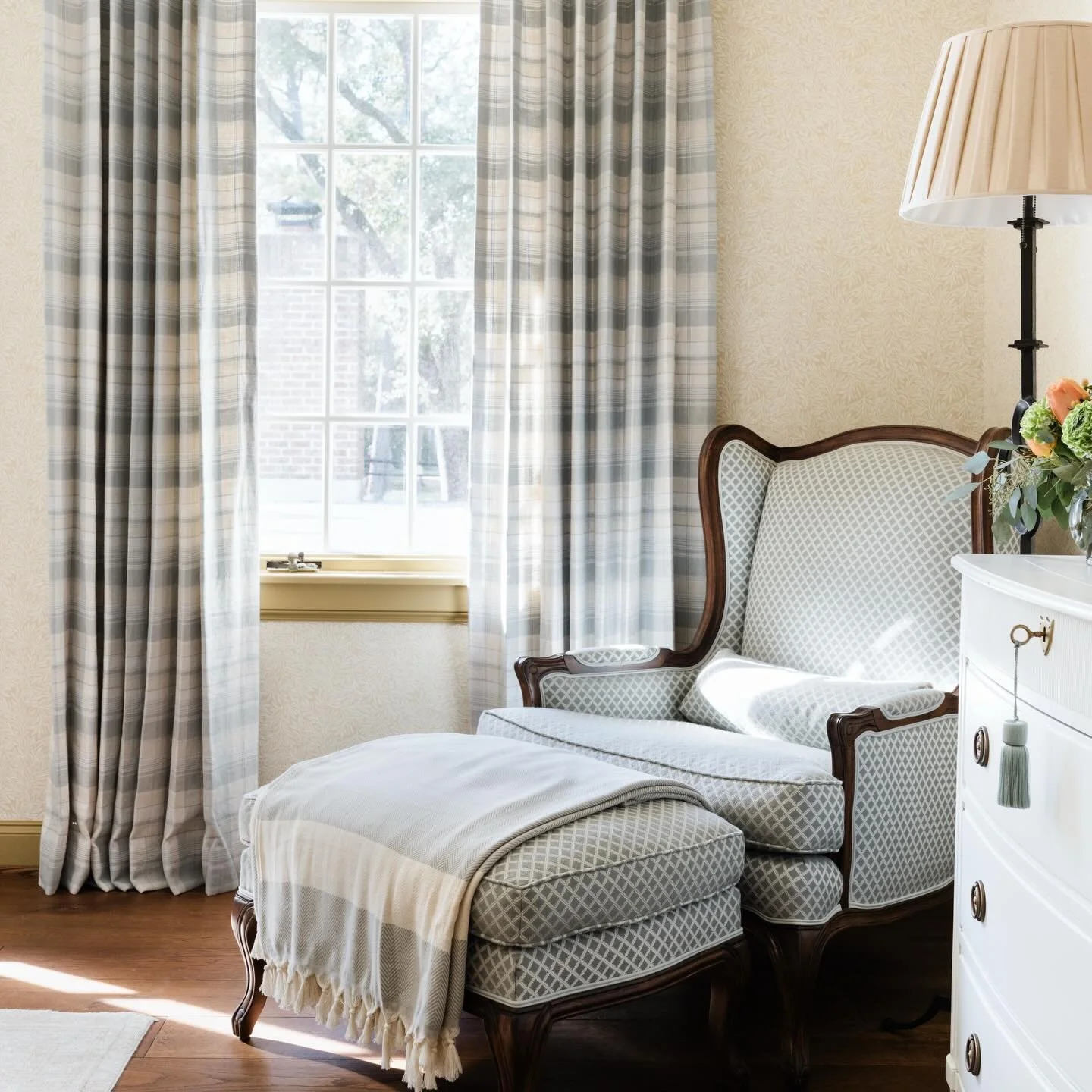 To feel settled, it involves soft light, and a palette that lets the day slow down. 💛

Interiors: @sherrelldesignstudio 
Photography: @madelineharperphoto