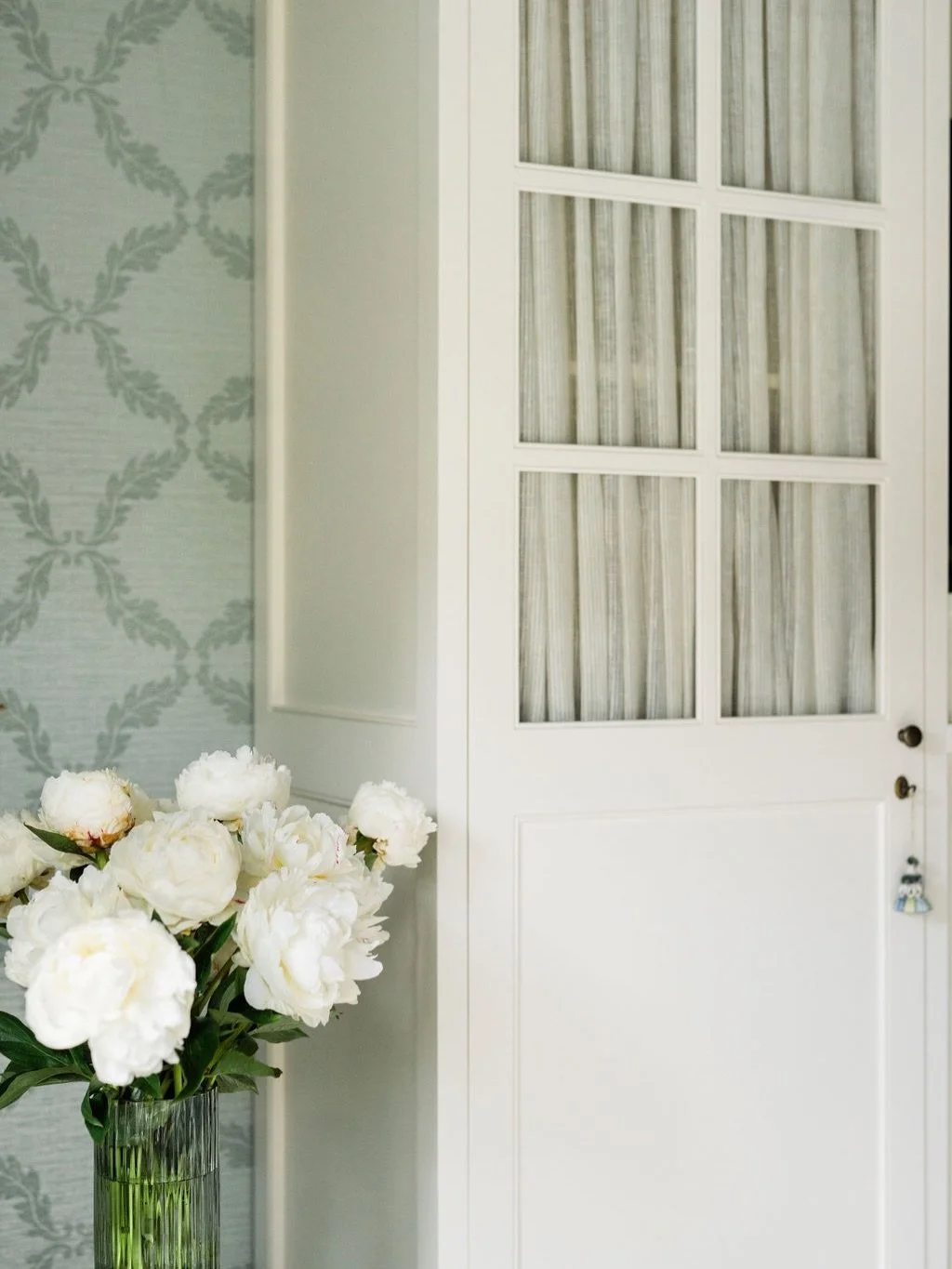 I love when storage disappears into the room. Where the details aren&rsquo;t forced and every thought is considered so that it falls right into place. 👗

Interiors: @sherrelldesignstudio 
Photography: @madelineharperphoto
