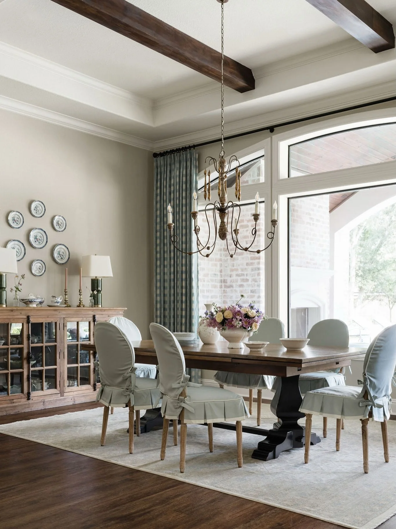 The kind of room that looks effortless because every material decision already did the work. Hardwoods, soft neutrals, a table long enough for a crowd, light that falls just right by early evening.

Interiors: @sherrelldesignstudio 
Photography: @mad