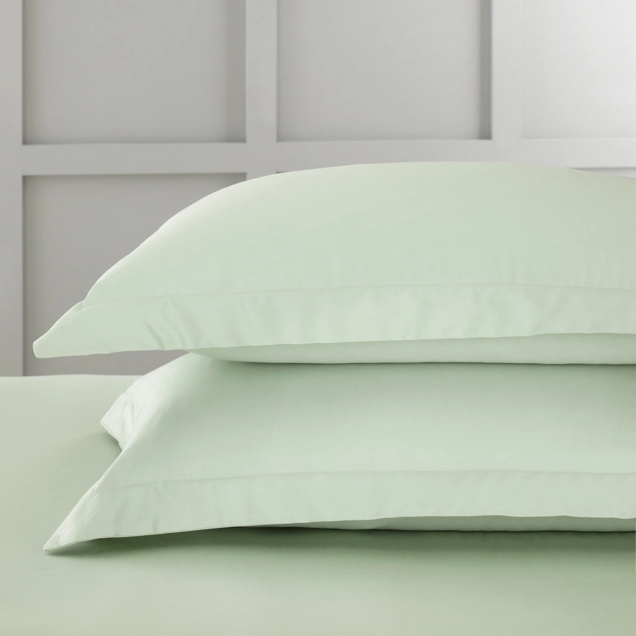 Indulge in pure luxury every night 
Our 400 thread count cotton sateen collection combines silky softness with timeless sophistication. Crafted from pure, breathable cotton, it offers year round comfort and a beautifully smooth finish for an effortle