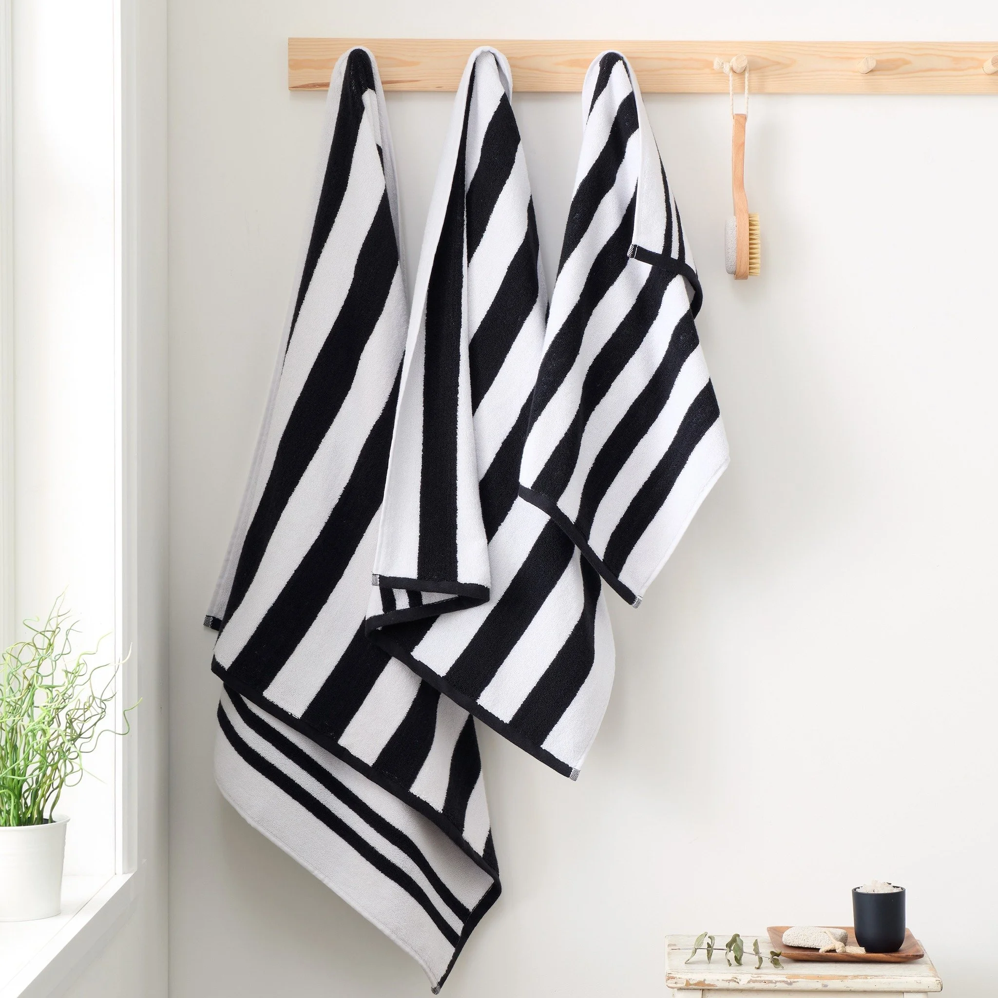 Start the new year with a little everyday luxury ✨

Refresh your bathroom routine with our pure cotton Jacquard Stripe reversible towels, designed to bring timeless elegance and a beautifully soft feel to every moment. Choose between the classic stri