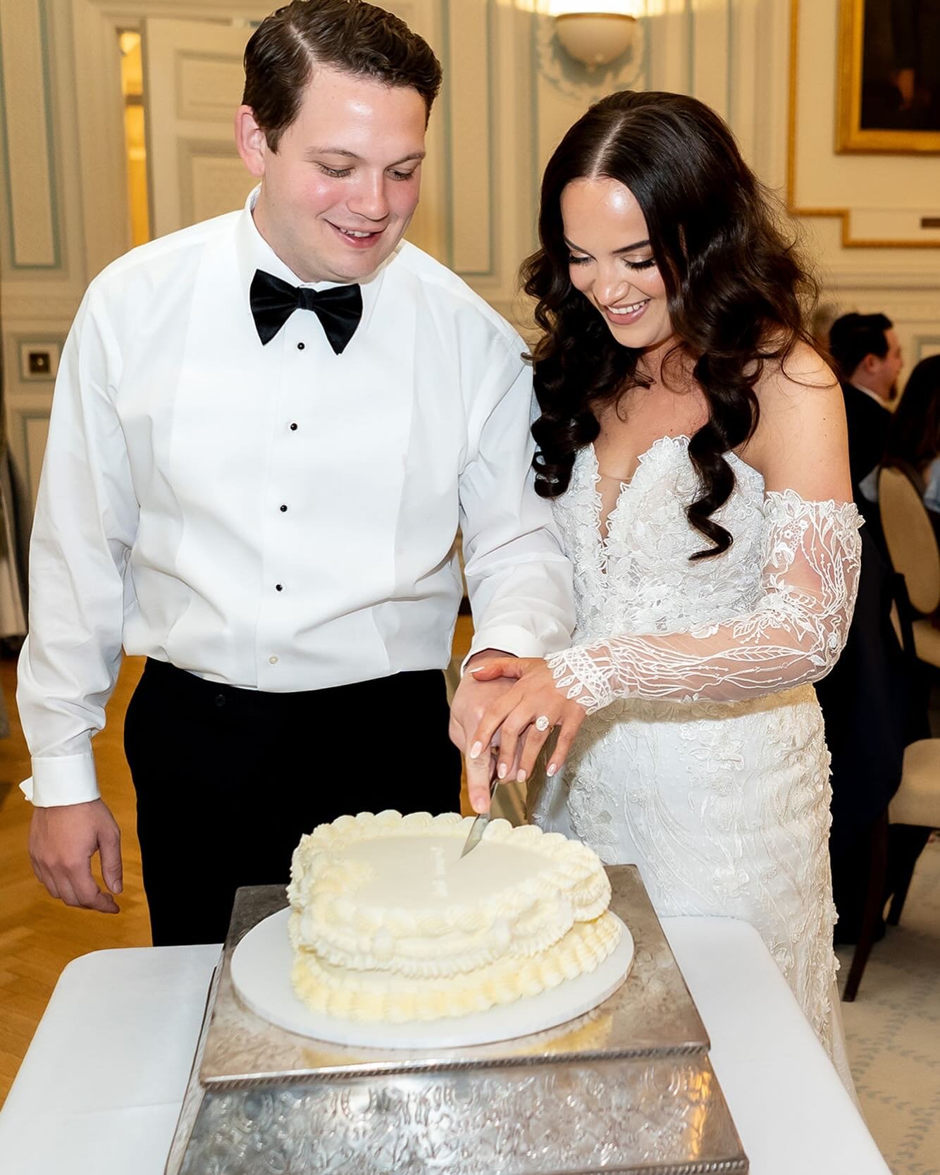 Brittani and Trey cutting their super cute cake from @lily_vanilli_cake 

Venue @events_inandout 

Photo credit: @jez_dickson 

#wedding #weddingcake #lilyvanilli #weddingplanners #londonwedding #weddingcoordination
