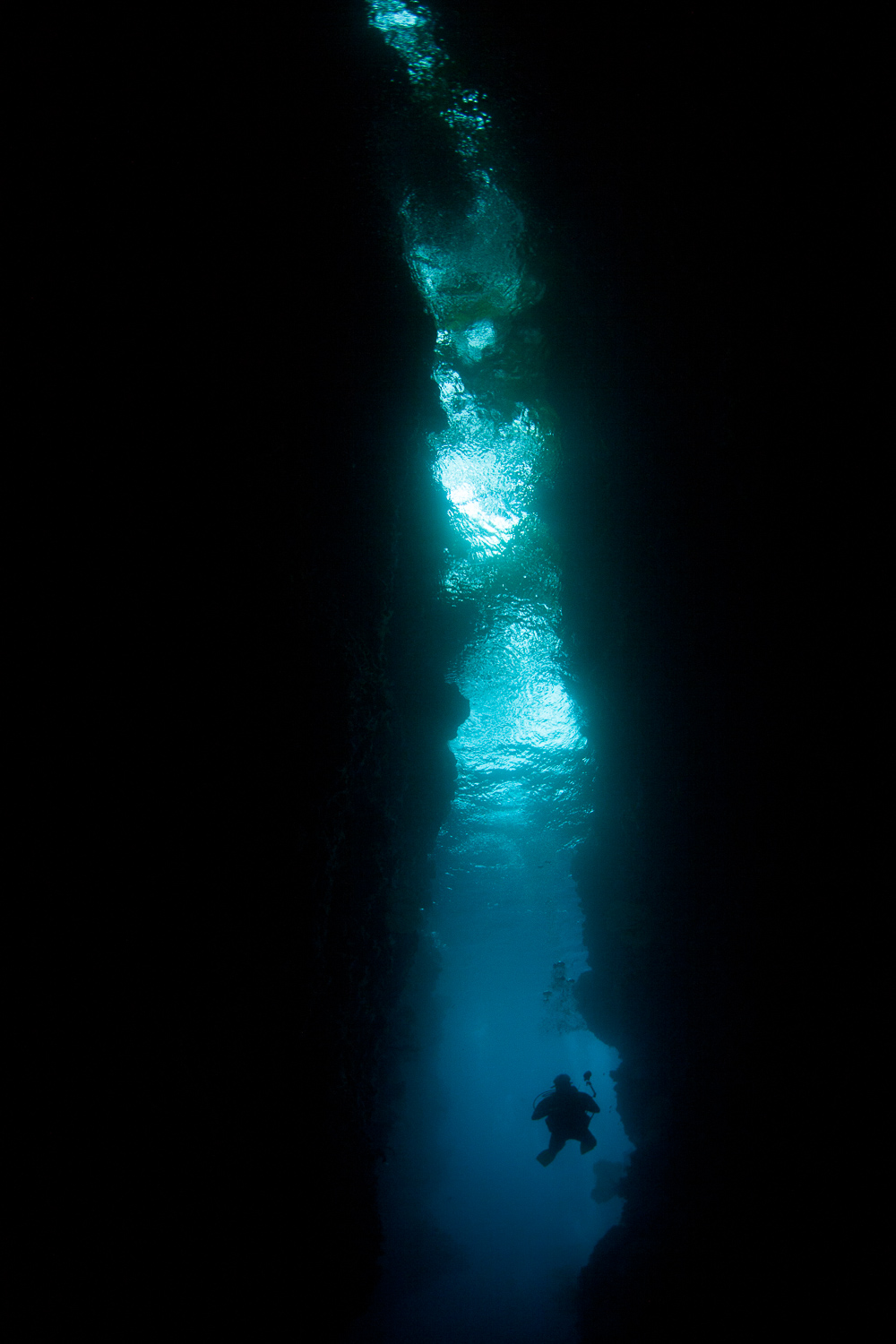 Fenda e Mergulhador / Diver and rocks crack