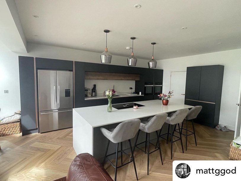 Another brilliant design and install from @mattggod 🤩 

Zola Soft Matte Graphite doors with contrasting Pewter Halifax oak bridging units.  Love the detail of the matchbooked doors where the grain runs through in line 🤩

Soft Matte Dust Grey on the