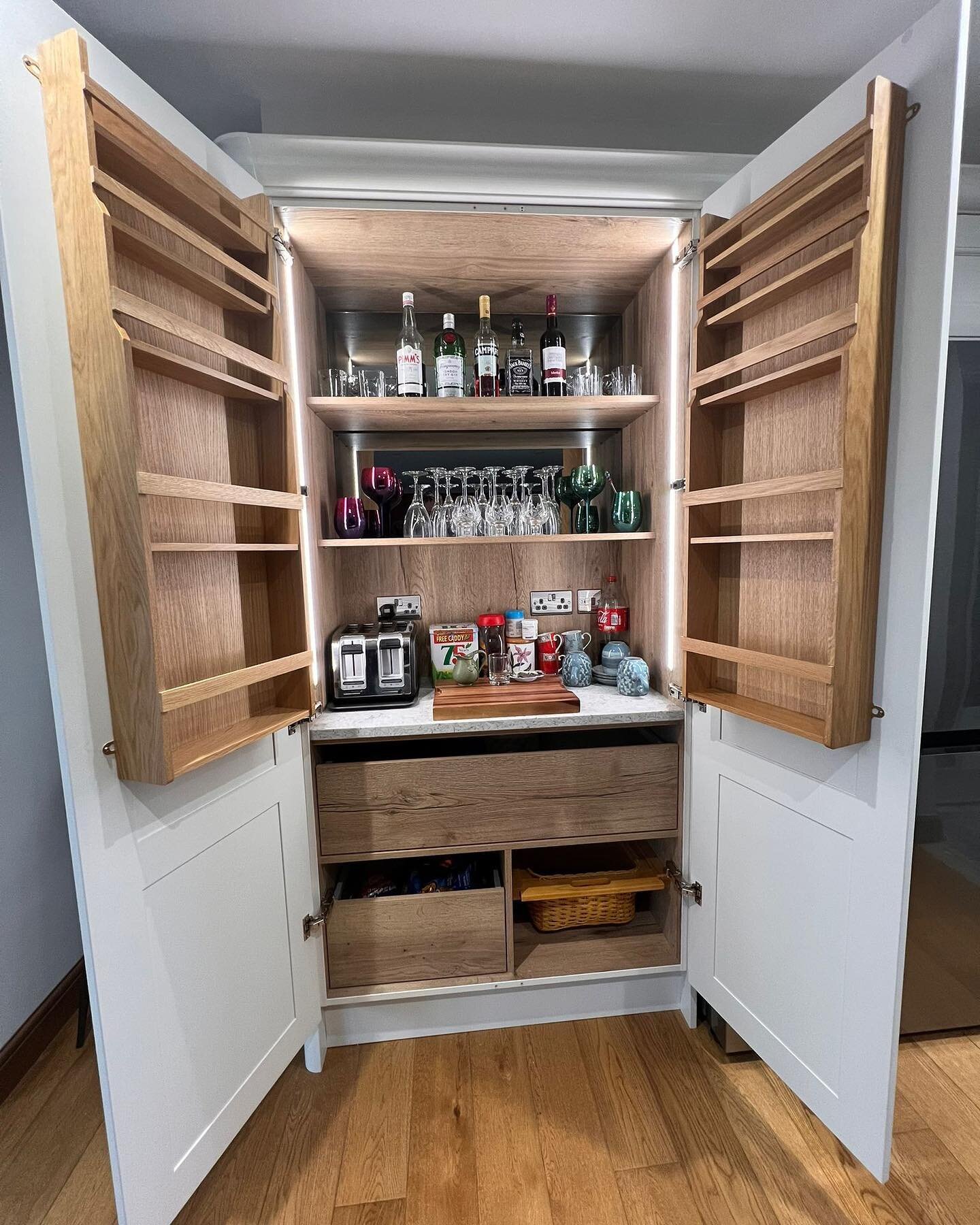🤩 This is the finished pantry that we recently posted while we were making this stunning kitchen in the factory. 

Brilliantly designed and installed by @loftus_limited 👏🏻👏🏻

The units are made from @eggergroup Natural Halifax Oak with our reces