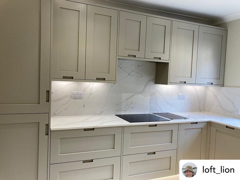 A beautiful kitchen designed and installed by @loftus_limited with doors from the new Outline range from @pwsdistributors and colour matched cabinets made by us here at DG Kitchens 😍