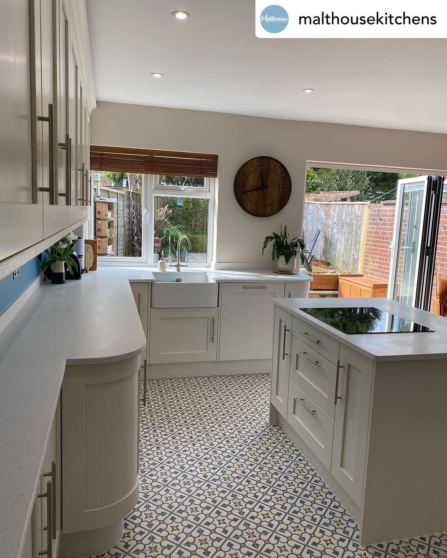 Another beauty by our regular customers @malthousekitchens in Salisbury 🤩

Colour matched units made by us here at DG Kitchens and features varying depth curved base units and one of our bespoke Belfast sink units. 

#supportlocal#kitchenideas #kitc