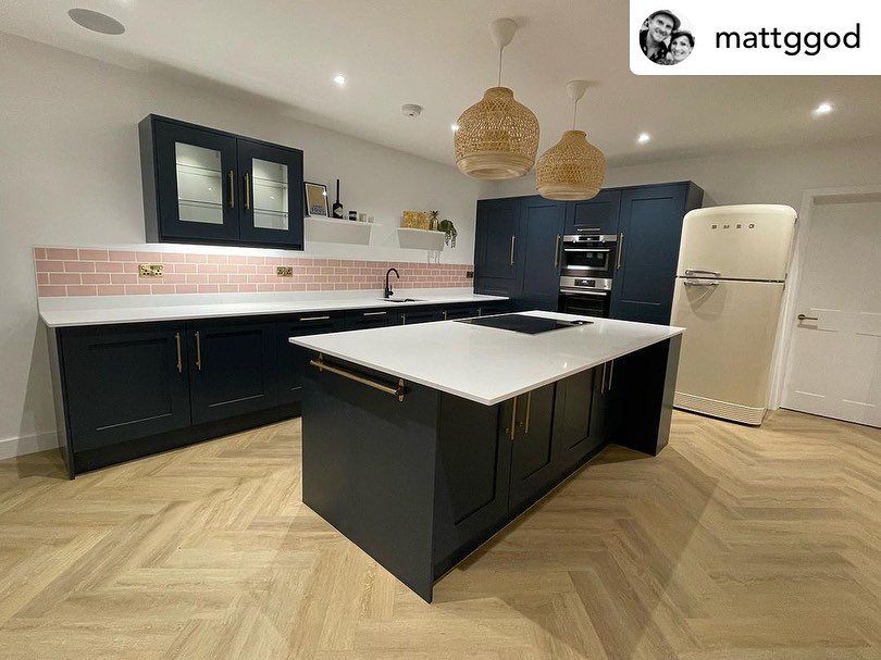 A Stunning kitchen in smooth matt painted Fitzroy Hartforth blue designed and installed by @mattggod 

Units made here at Dg Kitchens using Light grey EGGER board for the interiors to keep it nice and light when you open the doors, but front edges in