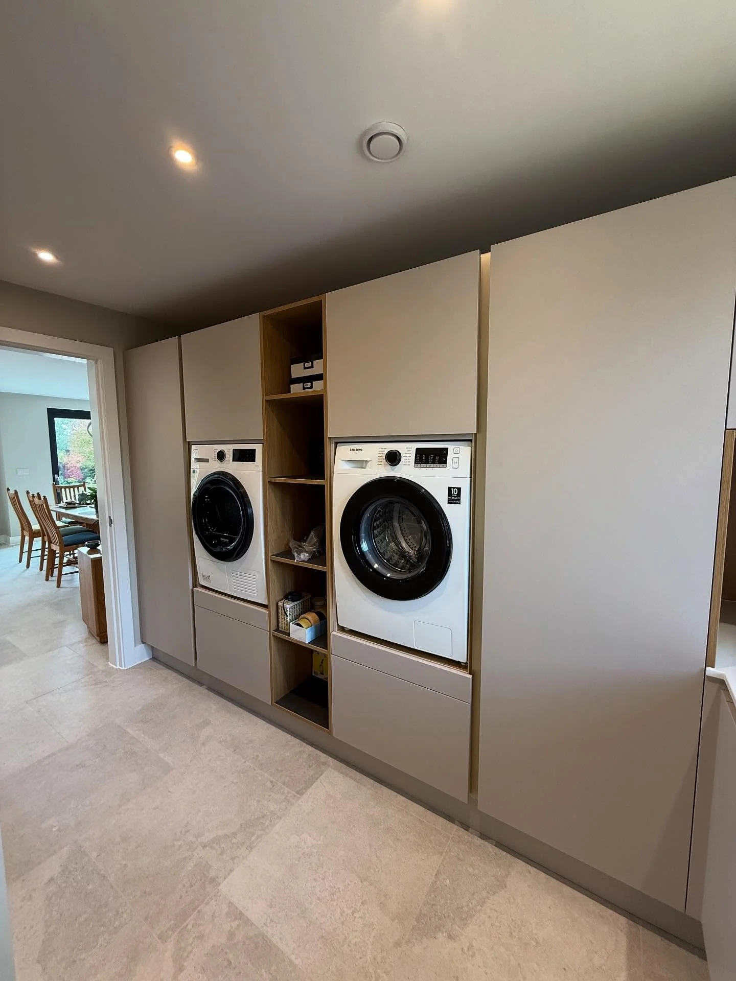 A stylish and functional utility room to go with the stylish and functional kitchen posted earlier in this brilliant passive house 😎

Appliances are at a great working height and feature custom pull out locking shelves below for laundry baskets 👌🏻
