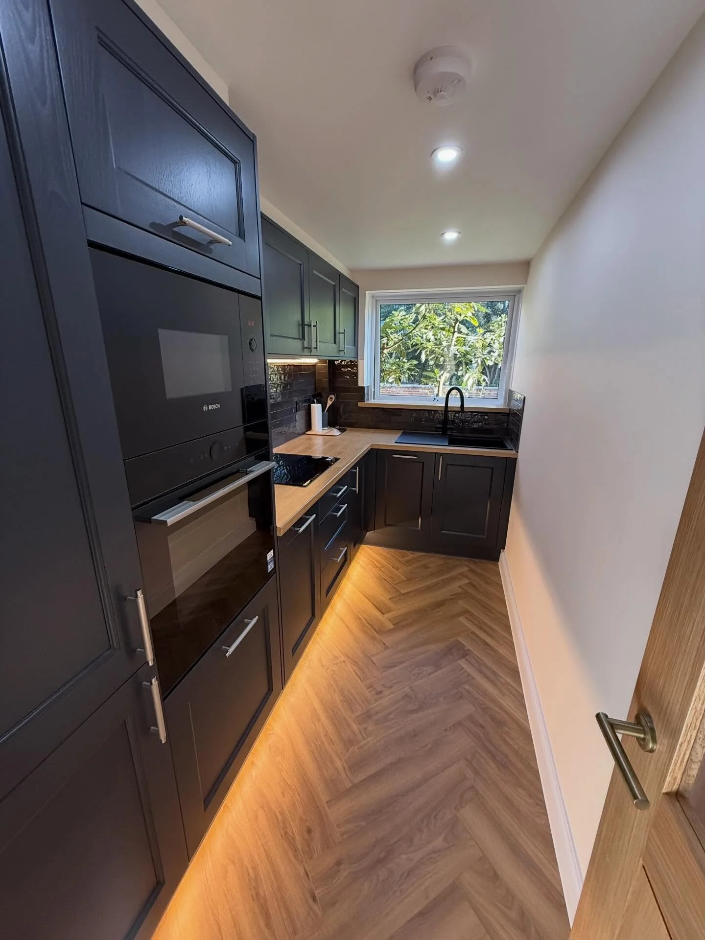 This fantastic kitchen is a great example of what can be achieved with good customer communication and flexible design and supply options 🤩

With painted timber beaded shaker doors in a Charcoal finish, Orion grey Legrabox drawers by @blum_uk LeMans