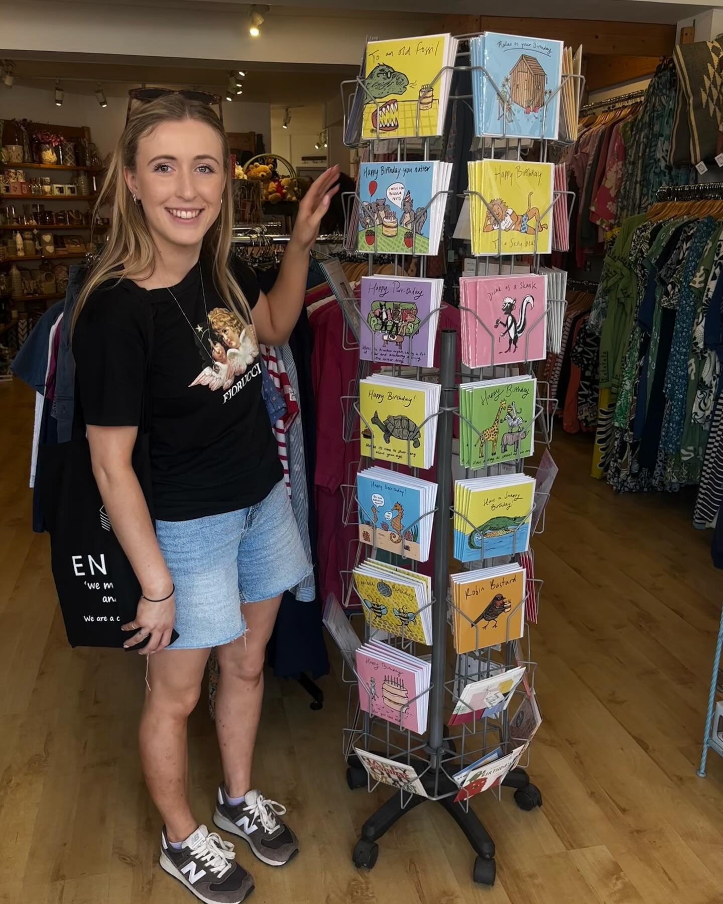 Happy to say Yams Cards are in a beautiful shop @farragosussex 🥰

#greetingcards #illustration #printmaking #smallbusiness #linoprints #linocutting #reliefprint
