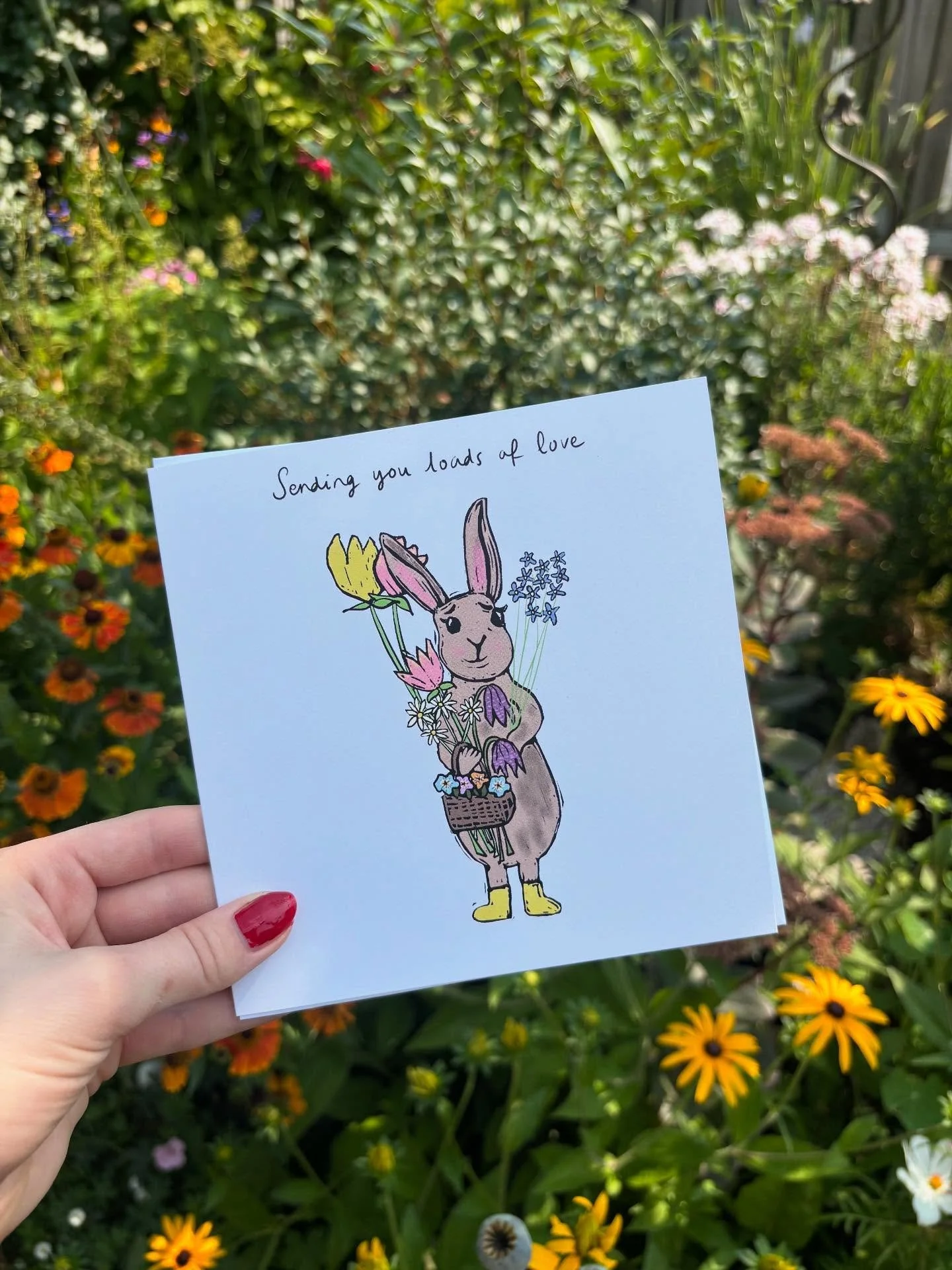 Sending loads of love to anyone who needs it!💐🌻🌼 Designed this last card last week and it ended up in my favourite gift shop this week! Back drop is my mums beautiful garden ☀️
#illustration #printmaking #greetingcarddesign #greetingcard #linopri