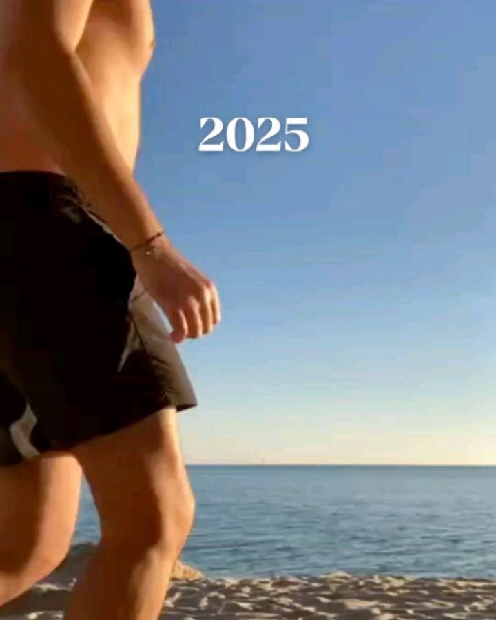 2025 in 12 Bildern

Januar: Unser erstes Neujahrschwimmen
Februar: Back to Bali f&uuml;r 4 Monate
M&auml;rz: Mein 2. Tattoo &bdquo;Muse&ldquo; wird ein Teil von mir
April: Living the Island Life
Mai: Try to help all animals in Bali
Juni: Back in Lisb