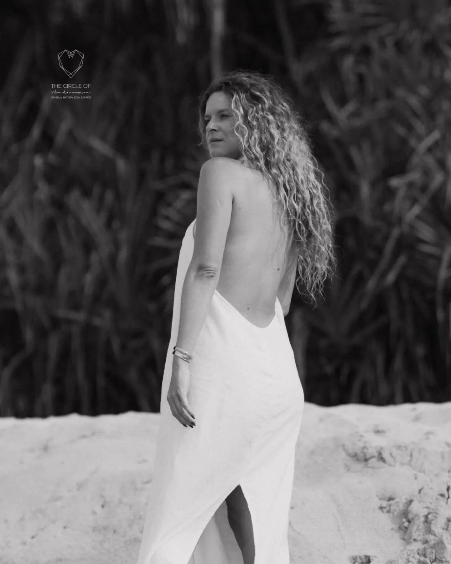 Ich merke gerade sehr deutlich,
dass sich etwas in mir neu ordnet.

Nicht, weil etwas fehlt.
Nicht, weil etwas dr&auml;ngt.

Sondern, weil ich bereit bin.

Ich gehe vom Wirken ins Stehen.
Vom Halten ins Setzen.
Vom Raumgeben ins Ma&szlig;stabsein.

N