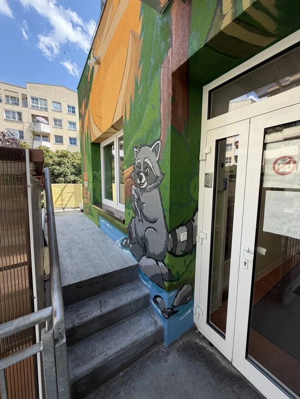 charlottenburger-teddys-fassadenmalerei-kita-berlin-waschbaer-detail-01.jpg