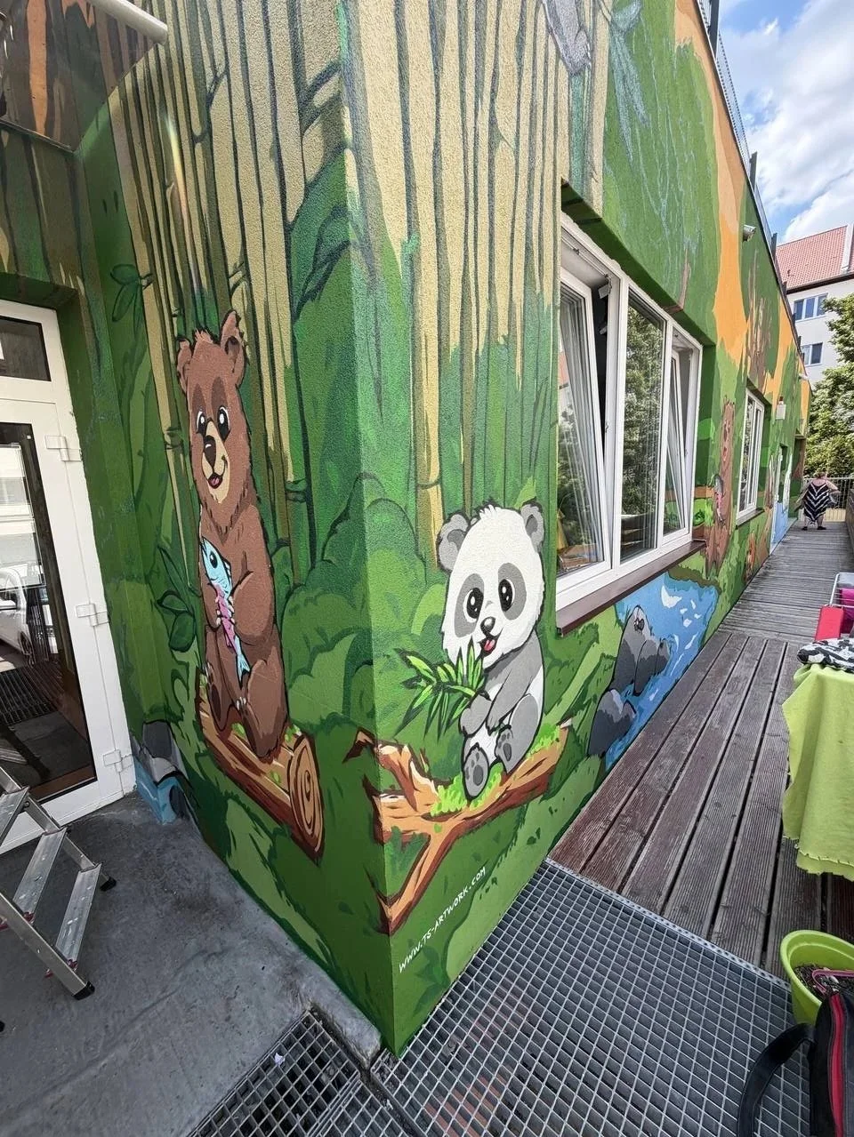 charlottenburger-teddys-fassadenmalerei-kita-berlin-panda-bambus-fassade-weitwinkel-01.jpg