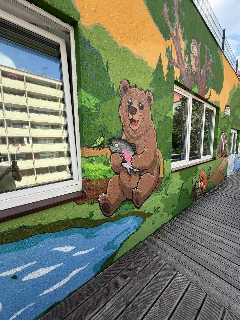charlottenburger-teddys-fassadenmalerei-kita-berlin-braunbaer-fisch-weitwinkel-01.jpg