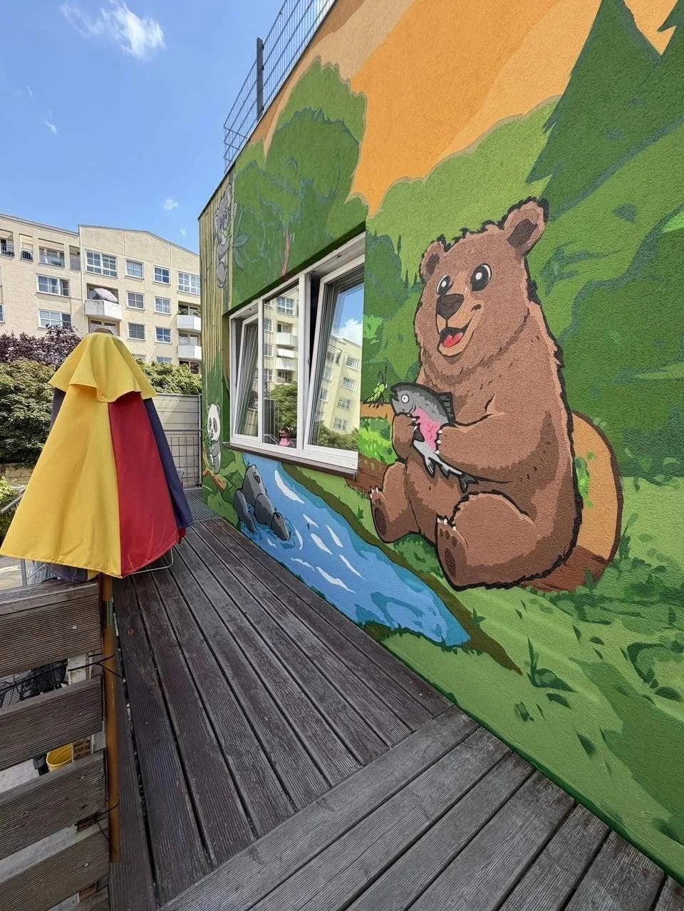 charlottenburger-teddys-fassadenmalerei-kita-berlin-braunbaer-fisch-aussenperspektive.jpg