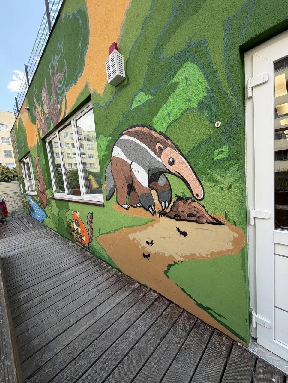 charlottenburger-teddys-fassadenmalerei-kita-berlin-ameisenb%C3%A4r-fassade-weitwinkel.jpg