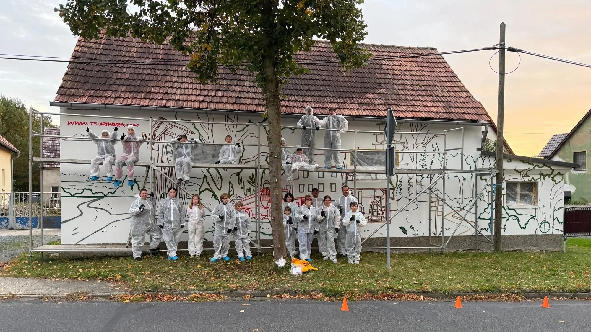 theisa-wandbild-naturpark-prozess-12-gruppenfoto-schutzanzuege.jpg