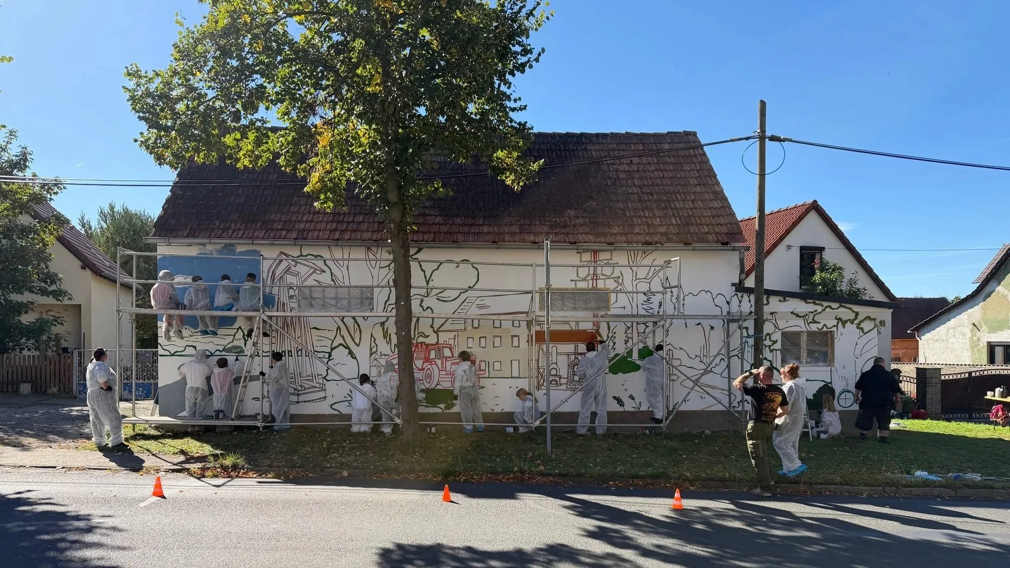 theisa-wandbild-naturpark-prozess-22-malaktion-fassade.jpg