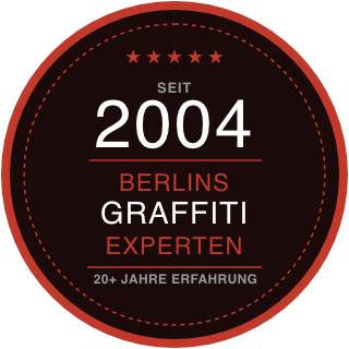 Runder Badge mit rotem Rand, schwarzem Hintergrund, weißen und roten Texten, der seit 2004 für Berliner Graffiti-Experten steht.
