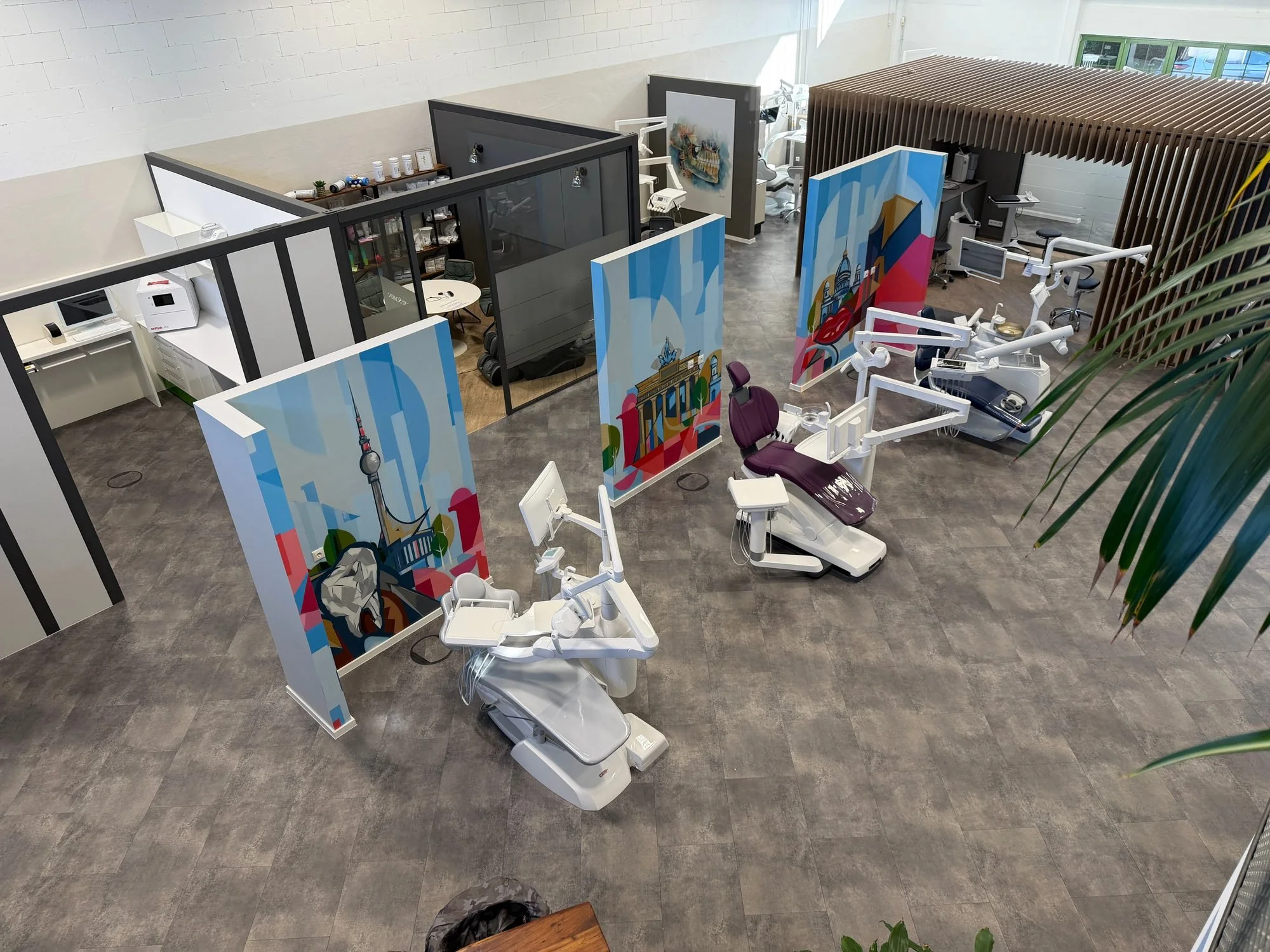 henry-schein-dental-graffiti-35-fertig-showroom-draufsicht.jpg