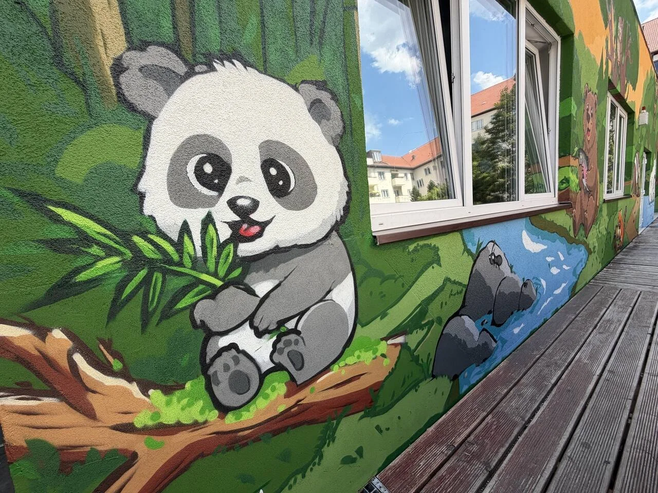 charlottenburger-teddys-fassadenmalerei-kita-berlin-panda-bambus-nahaufnahme.jpg