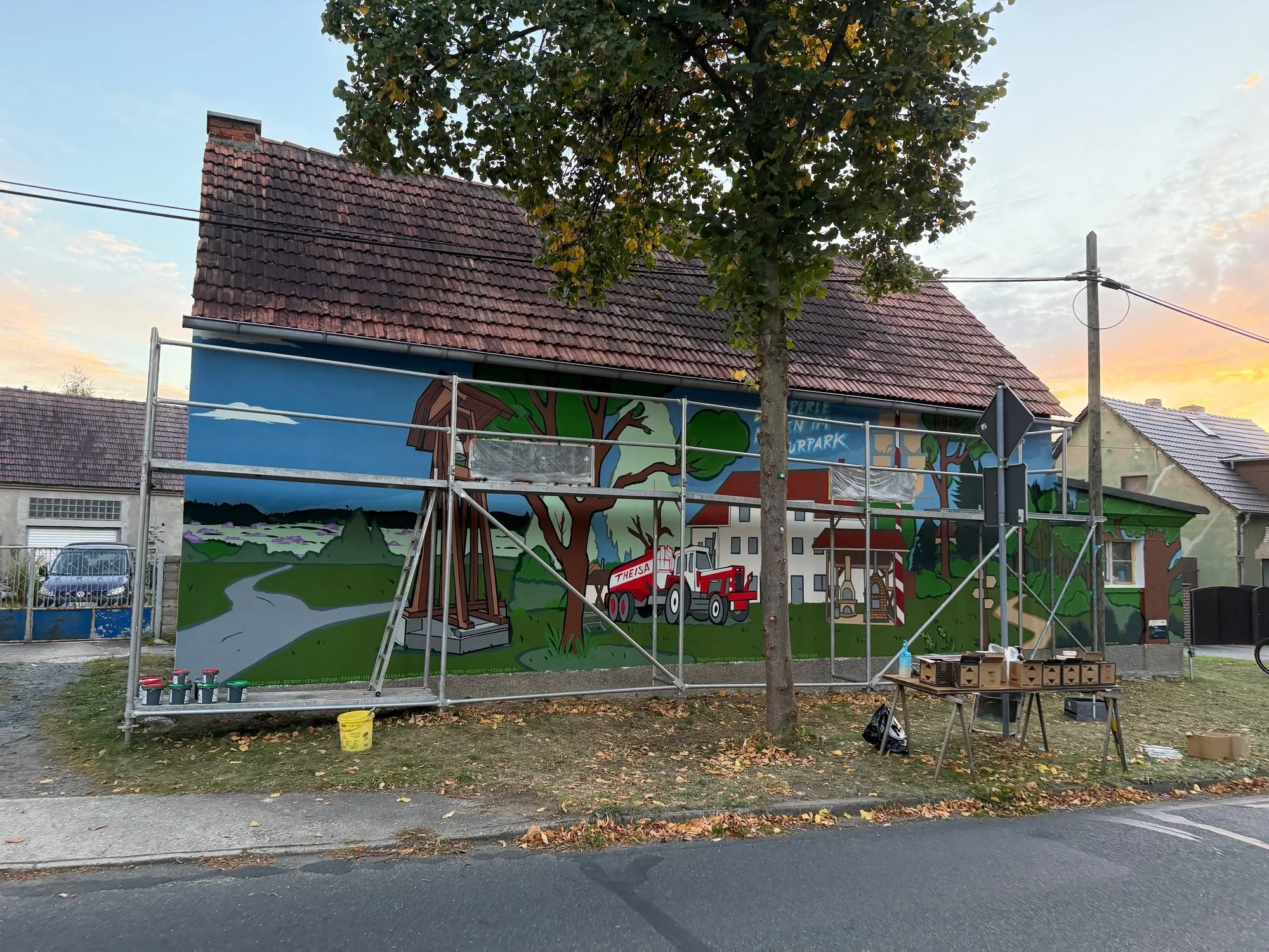 theisa-wandbild-naturpark-prozess-46-arbeitsplatz-vor-der-wand.jpg