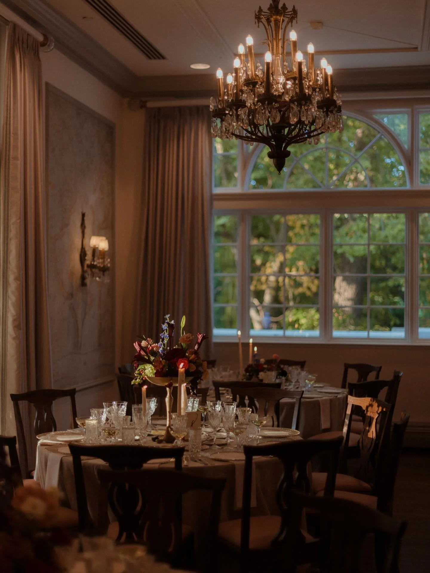 Autumn, in all her moody splendor&mdash;where simplicity meets intricacy. Figs cut open to reveal their jeweled interiors, and walnuts, left half-cracked to show their golden chambers, rest among candlelight and florals in quiet harmony.

#fineartflo