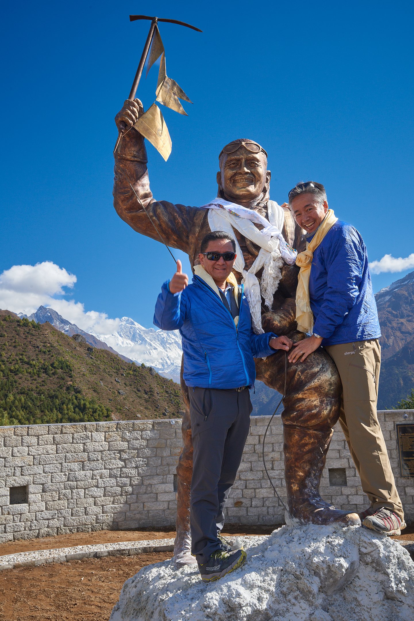 Monument Tenzing Norgay, Namche Bazar, Norbu și Jamling fii lui Tenzing