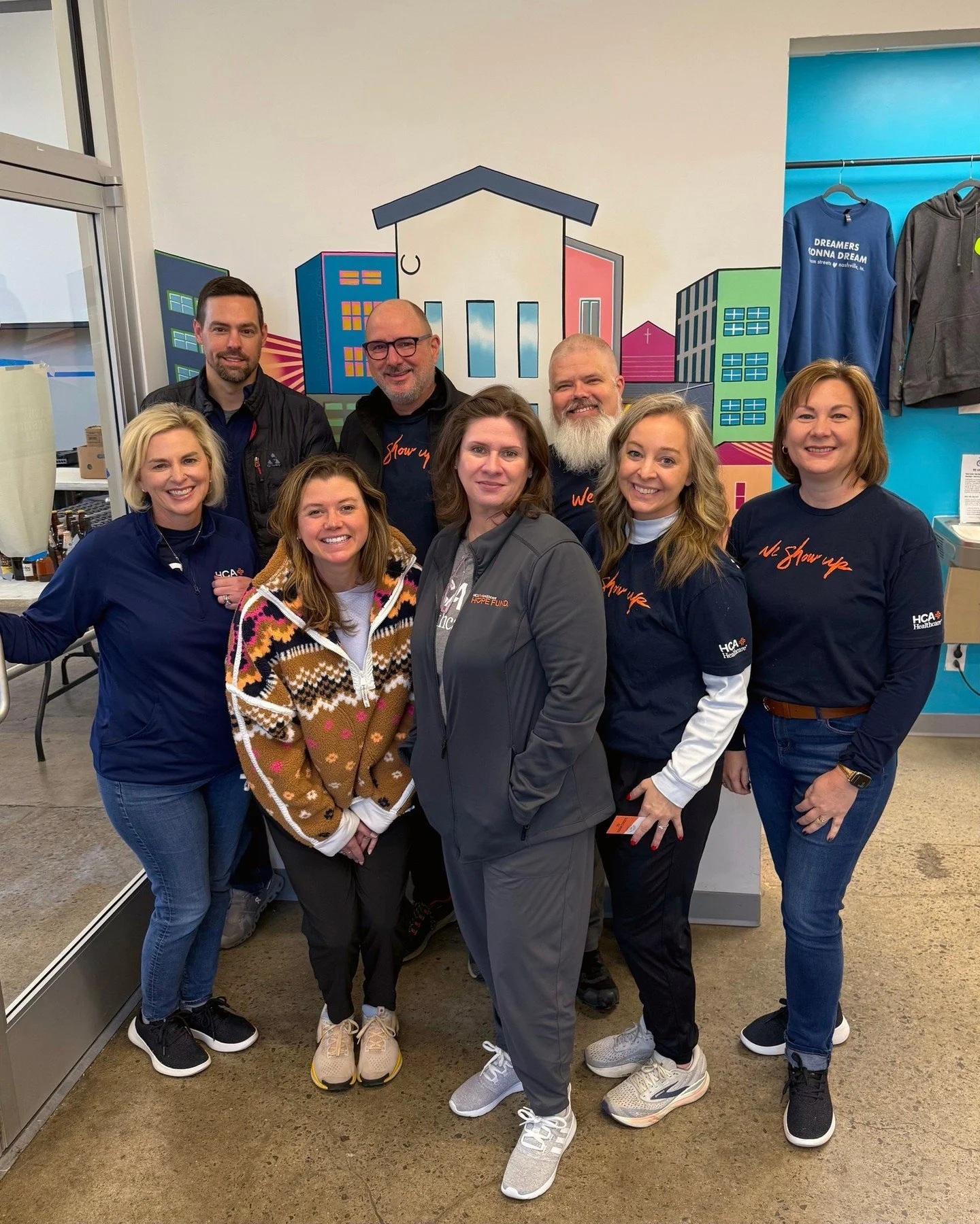 Huge shoutout to our friends at HCA for helping us fix up our building yesterday!

@hcahealthcare has been a longtime friend of Dream Streets. They have shown us incredible support over the years by connecting us with amazing volunteer groups, helpin