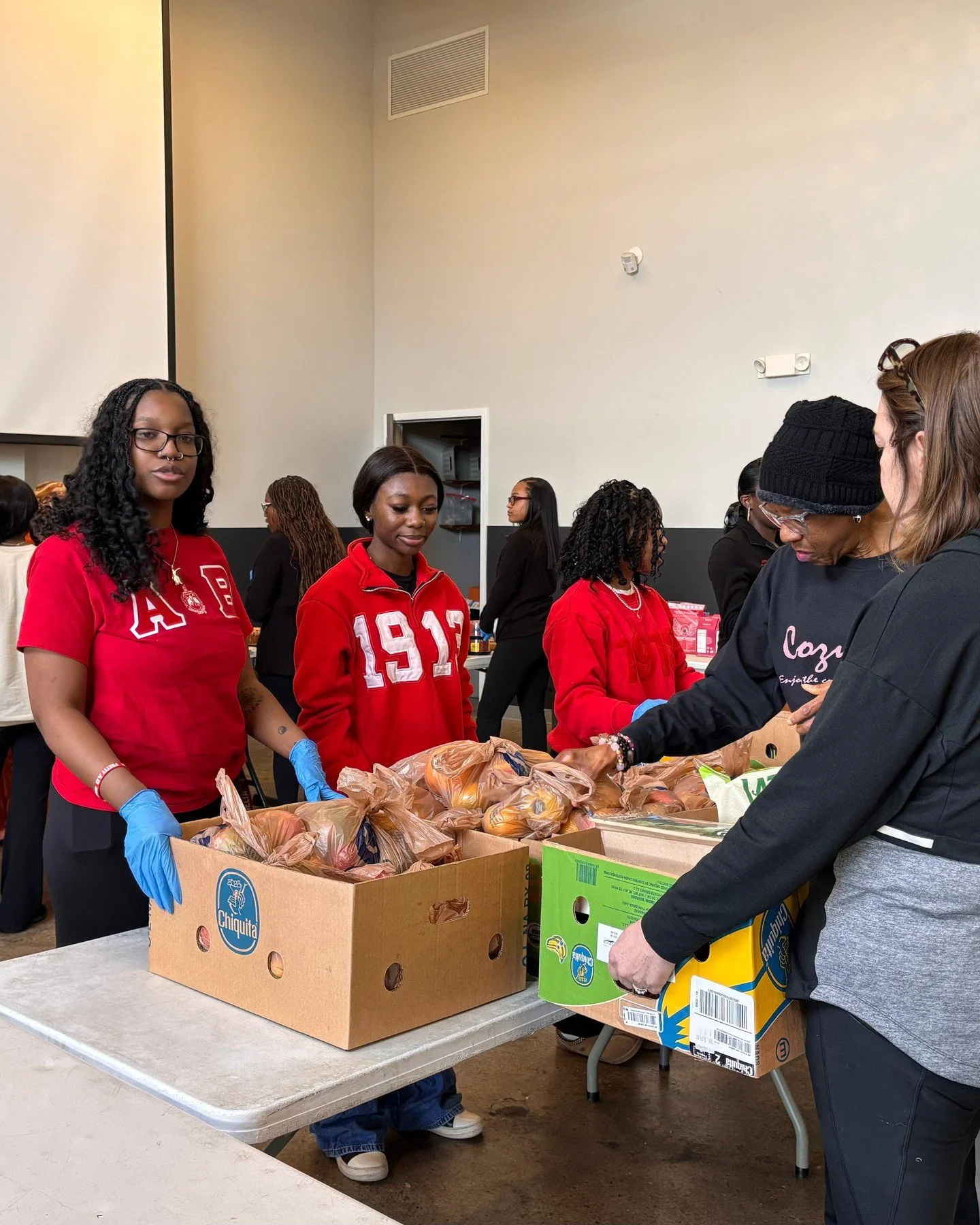 Members of Alpha Sigma Theta from Fisk showed up to serve at Fresh Friday this past week!

Fresh Friday is one of the ways we come together to support our Mobile Food Program, helping deliver fresh, nutritious groceries to our neighbors.

It&rsquo;s 