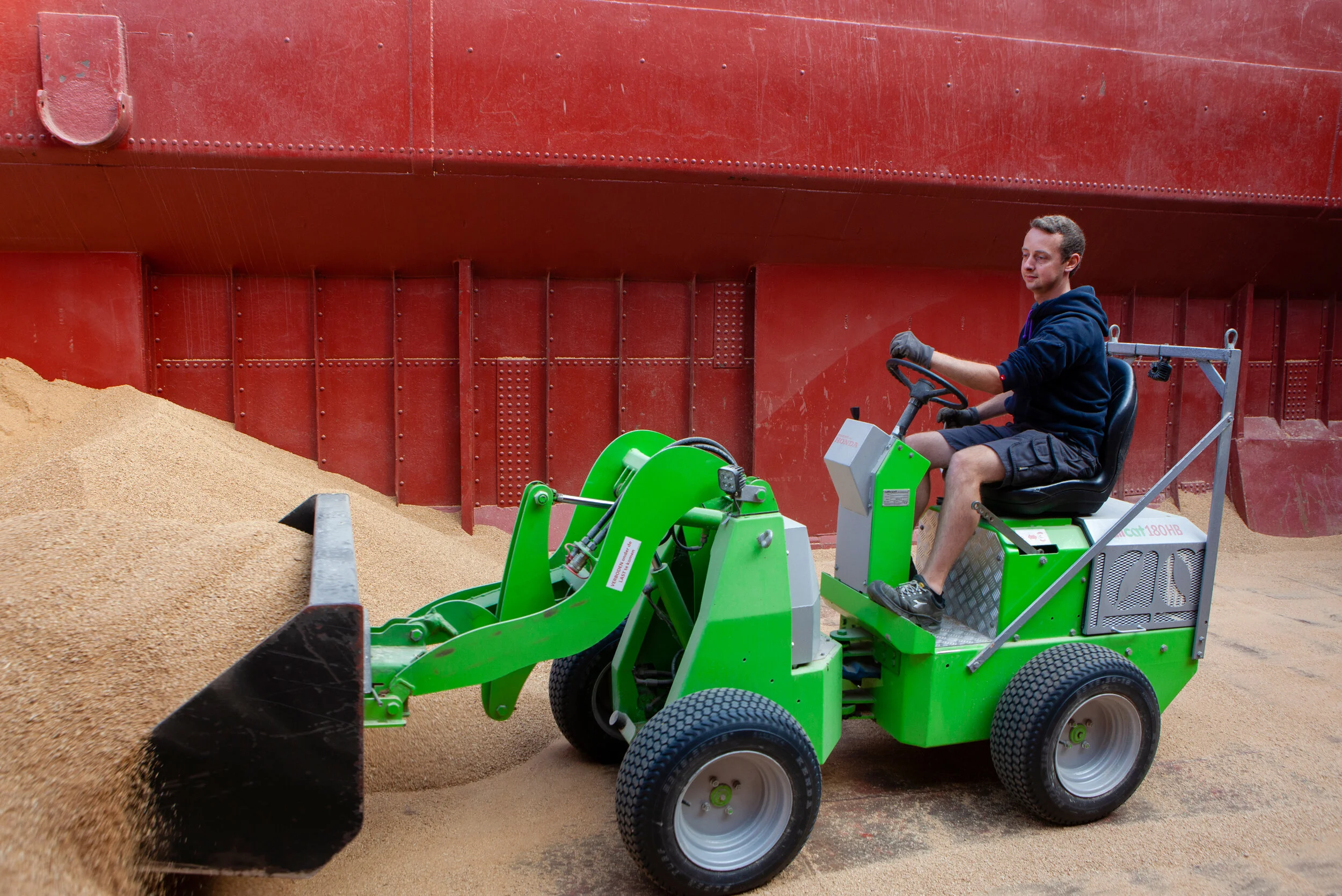 Lambers-Seghers-veevoeders-lossen-schip.jpg