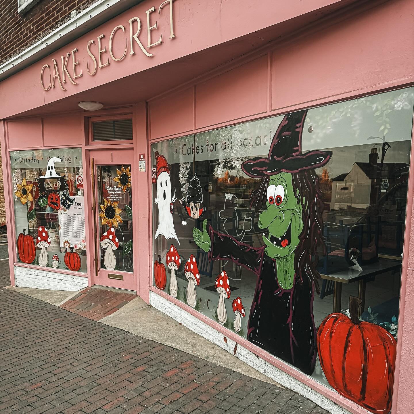 Keeping the local businesses clean throughout #newportpagnell 💧

@cakesecret.co.uk cleaned up ready for their next window painting venture 🎄

📞07547511594 
📧info@whitwhamcleaningservices.co.uk 
💻www.whitwhamcleaningservices.co.uk/contact 
WCS(MK