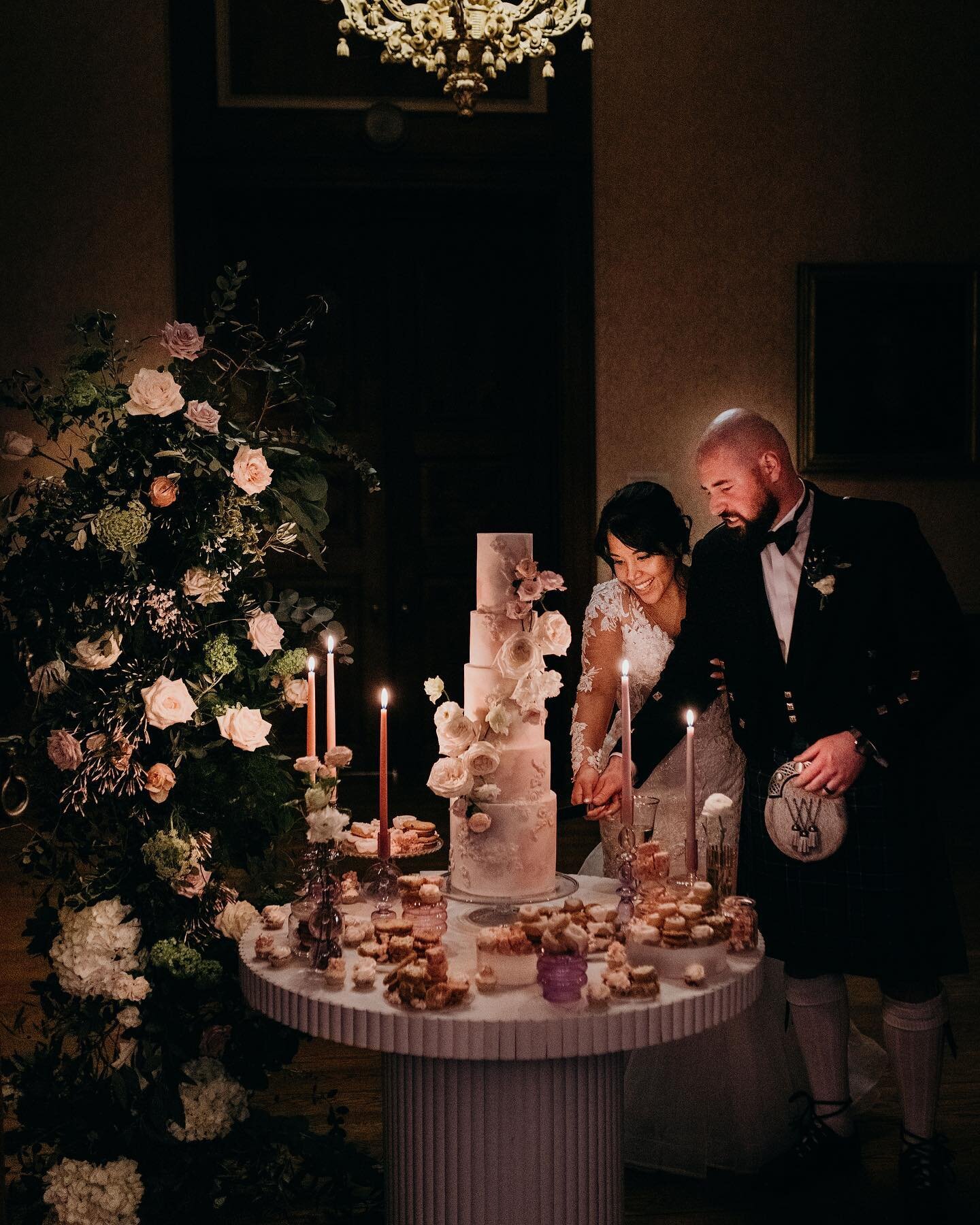 BRB, just going to plaster Lucia and Carl&rsquo;s photos all over my website because they are DREAMY 😍😍😍

Dream team
Photographer @dominikamiechowska_photography 
Venue @ashridgehouse 
Flowers @rebeccamarsalaweddings 
Table @thelittleweddingwareho