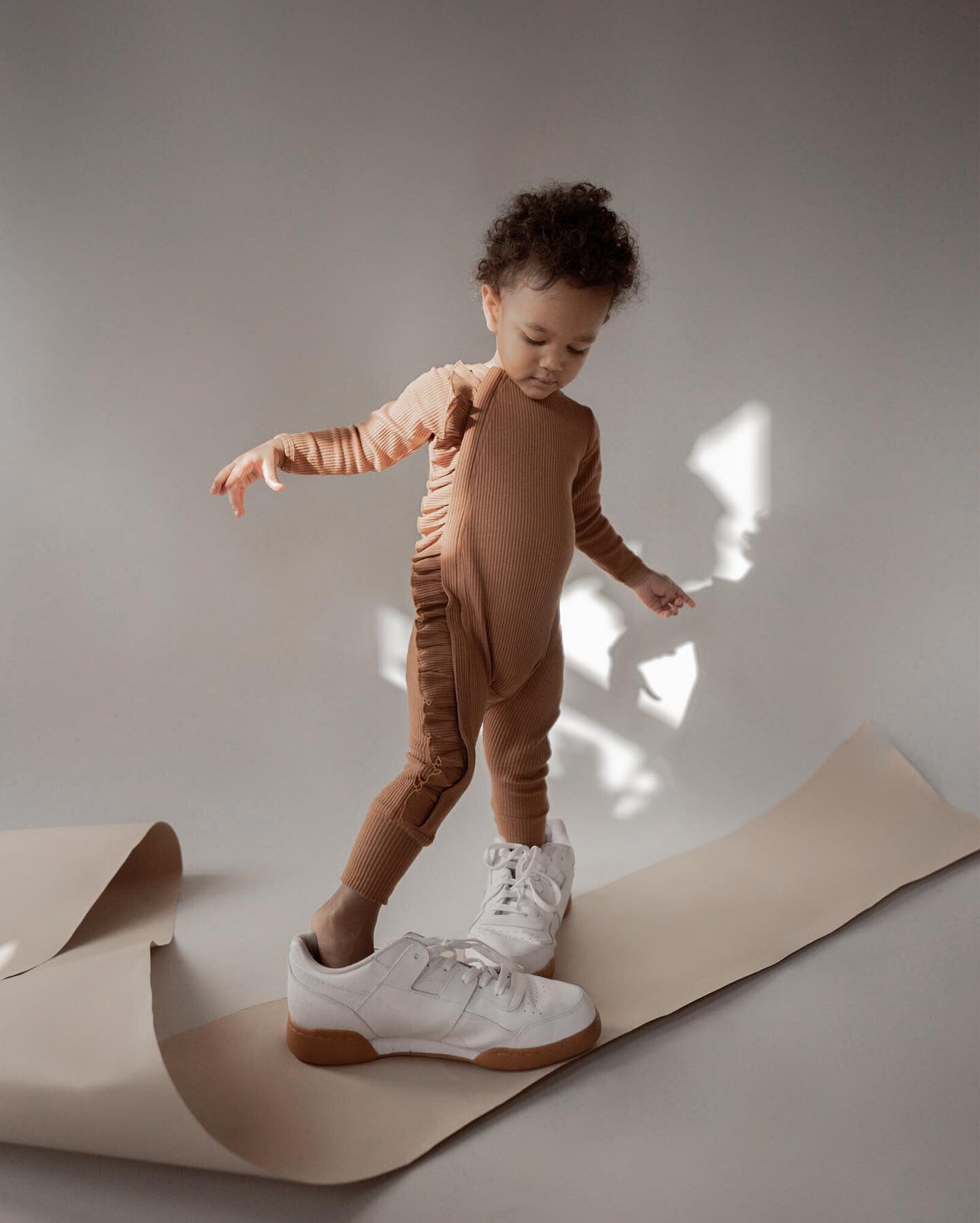Someone call up the Reebok team and tell them that Lani is ready to be their next mini influencer 🤎😂

#theneutralbabe #toddlersofinstagram #happybaby #dimples #toddlerlife #toddlermodel #babymodel #babygirl #reebok #reebokkids @reebok