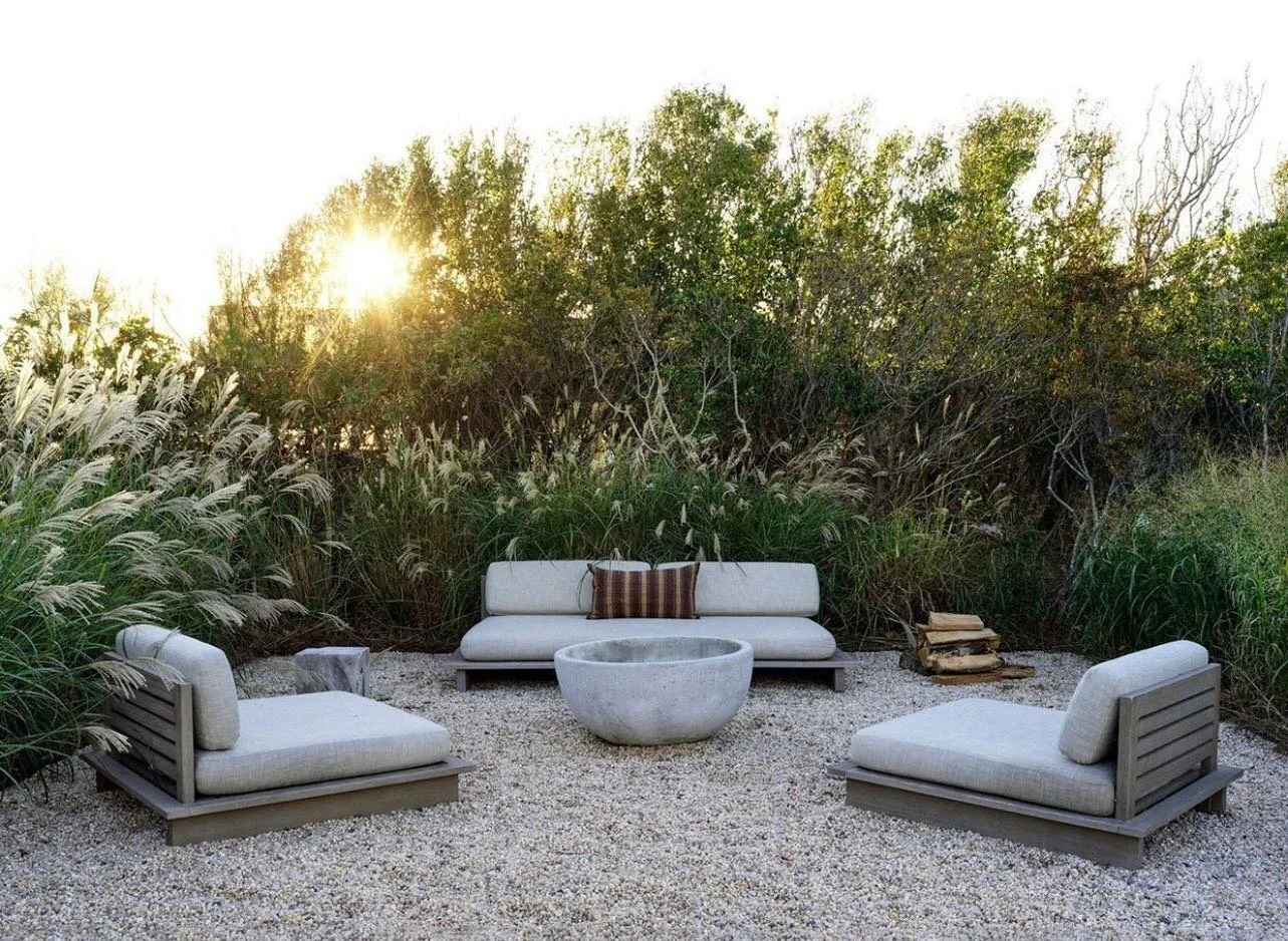 Something about low chairs with cushions floating just above the ground makes me exhale with a sense of calm. Finding quiet corners of relaxation, like this one by @alexanderdesignbuild are so good for the soul. 
.
.
.
.
.
#customhome #idcoathome #ne