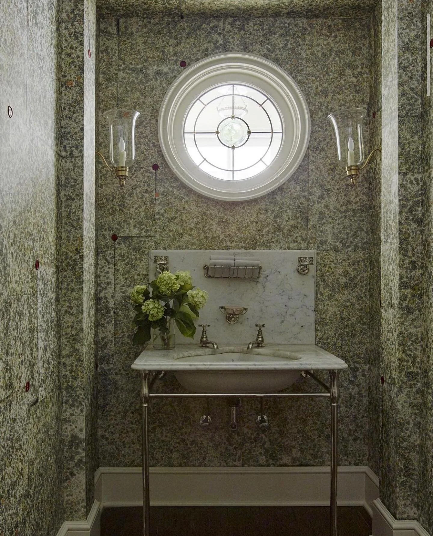 Doing a little scheming today with wallpapers and happened to scroll across an incredible installation of a hand-dyed Italian paper bringing so much life to this power room // Design: @tammyconnor Architect: @dsdixonarchitect 📷: @richardpowersphoto 