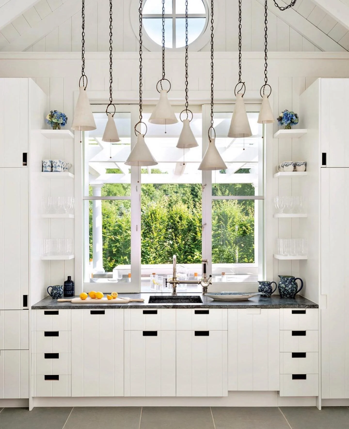 Summer simplicity and kitchen design beauty by @thebrooklynhomecompany 
.
.
.
.
.
#customhome #idcoathome #newbuild #lindsayhillloves #manchestervt #designisinthedetails #smpliving #vintagefurniture #roomforinspo #dream_interiors #luxeathome #buffalo