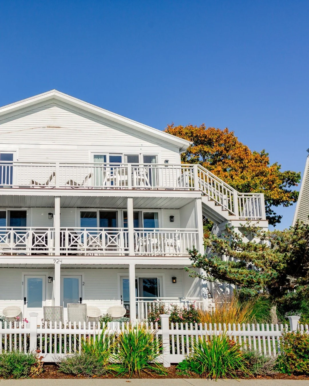 Maine&rsquo;s foliage is starting to glow with autumn magic 🍁✨ Have you booked your fall getaway yet?

📸: @tiffanymizzellphotography
