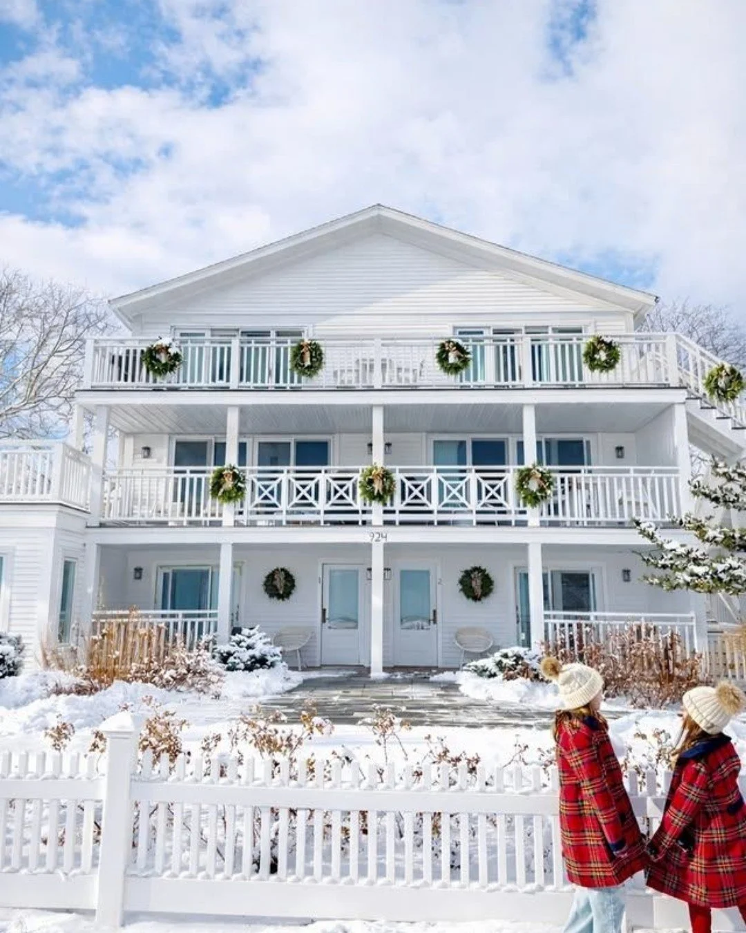 A little holiday magic by the sea✨

📸: @thehendyhouse