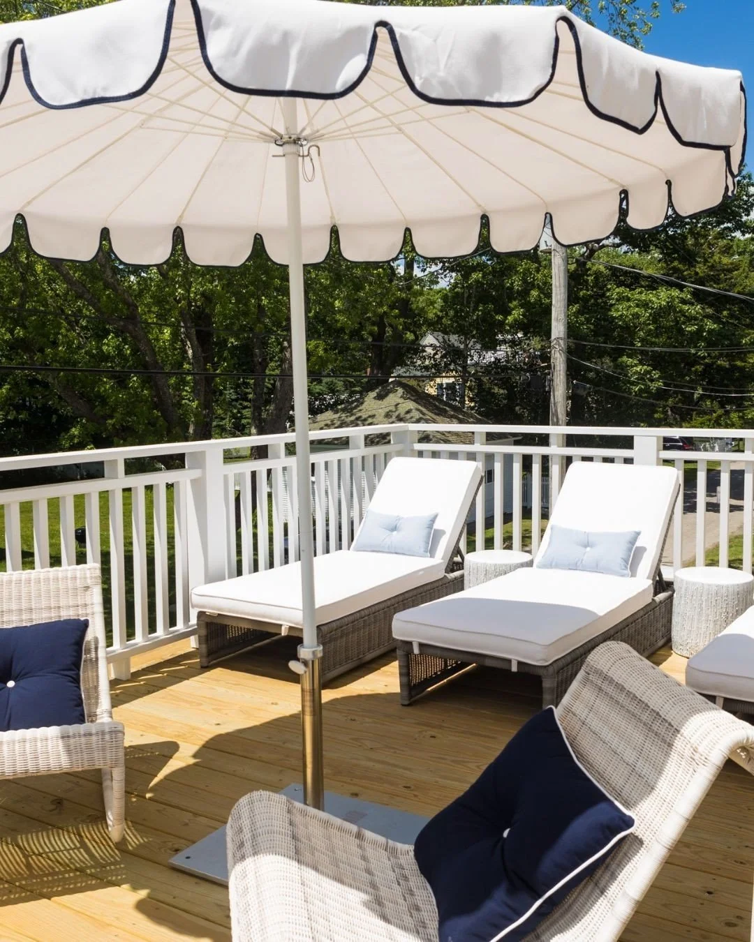 Hello, Spring! The season of warmth and sunshine is here, time to plan your seaside adventure to Goose Rocks Beach House! 🌊💛