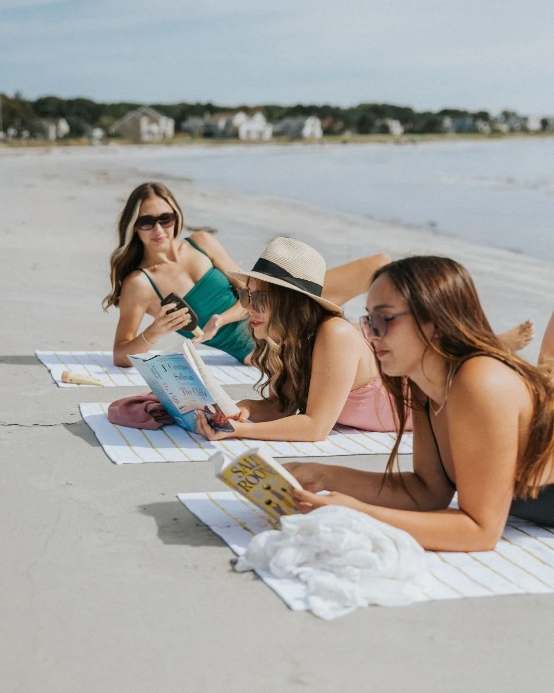 &lsquo;Tis the season for shoreline getaways with friends or family&mdash;no plans, just coastal bliss and good company. 🌊📖☀️

📸: @courtney_elizabeth_media