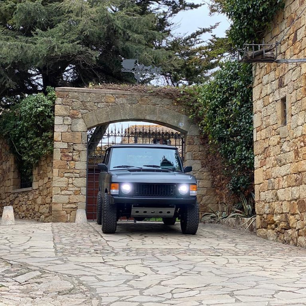 Barely squeezing through the streets in this beautiful town in Spain for a photo shoot 🥴. Which picture is your favorite? #MonarchMotors
*
*
*
 #rangerover #rangeroversport #rover #rangeroversociety #rangeroverlife #luxurycars #carsofinstagram #mona