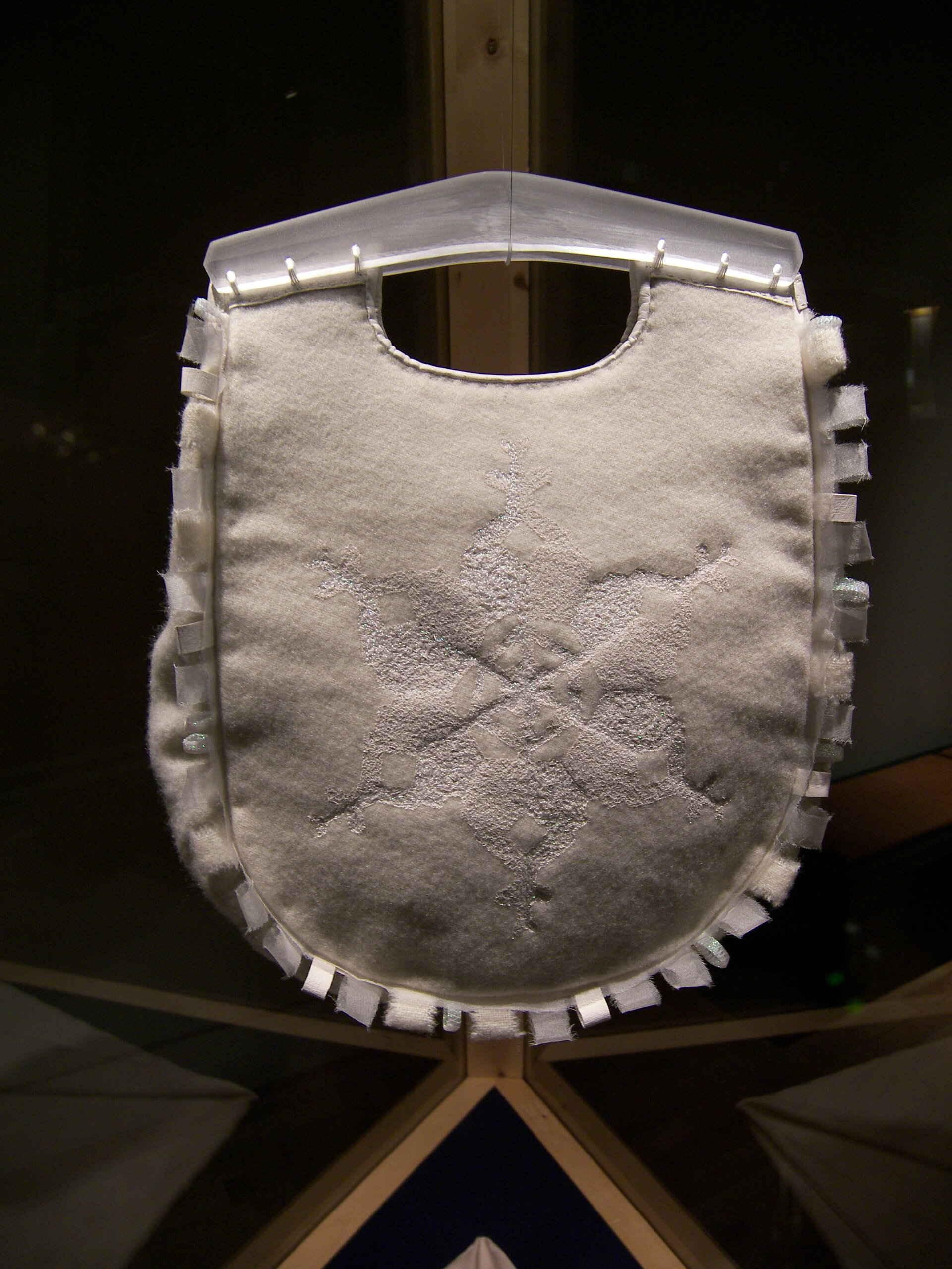 "Cálbmi" Veaskku láddis plexi nádan. Väska i kläde med plexi handtag.