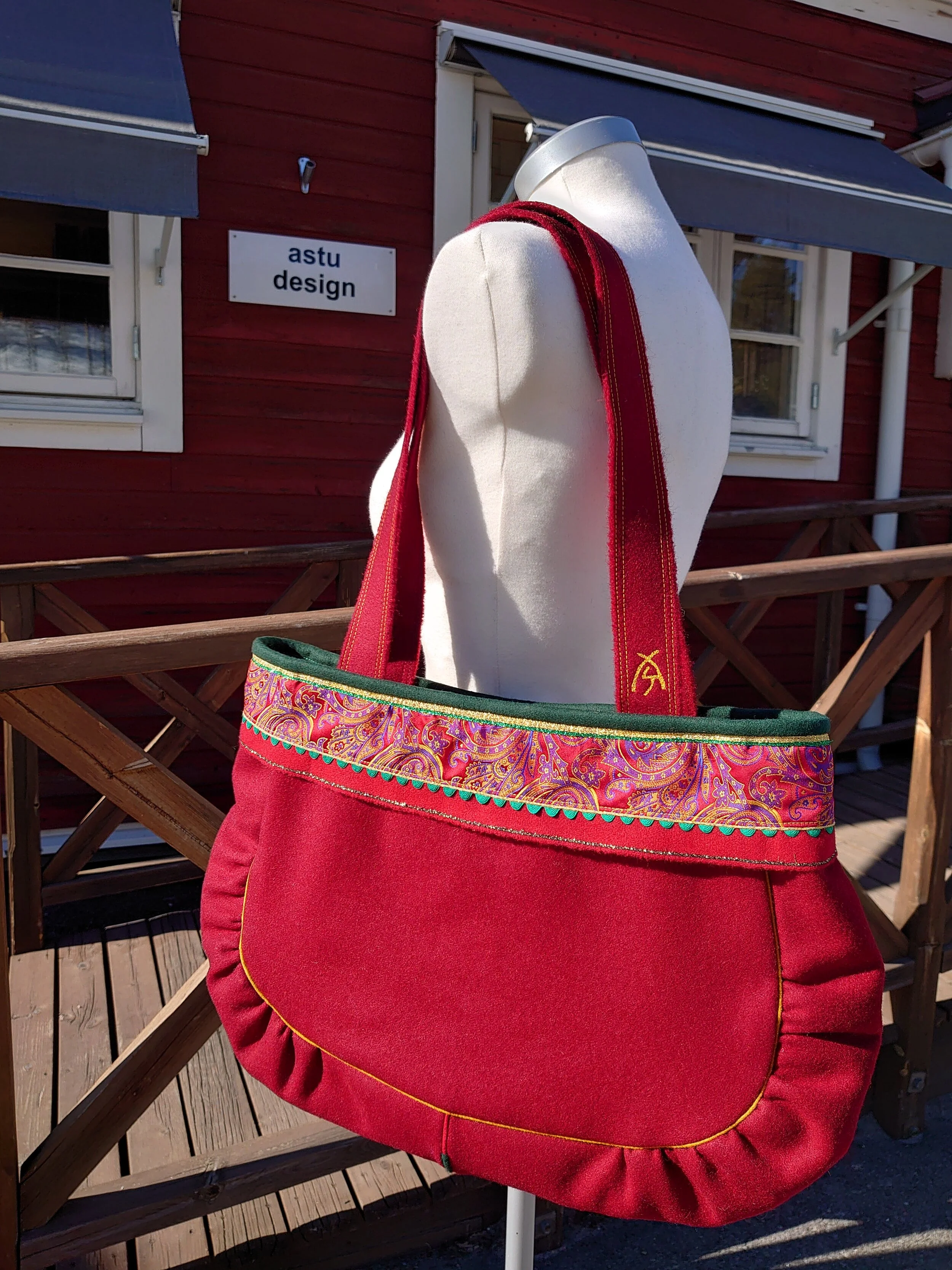 Gággisveasku holbirávddas - Vadmalsväska med holbikant.