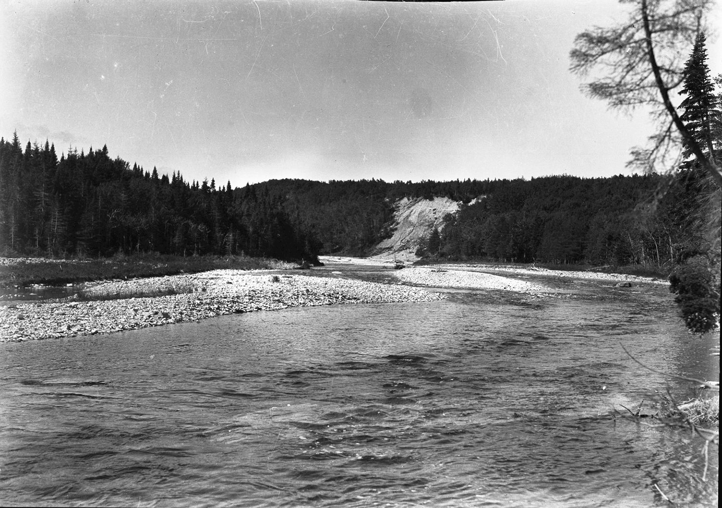 Rivière Patate à l’Île d’Anticosti, 1920-1930. Archives nationales à Sept-Îles, fonds Joseph-Émile Chabot (P61, S1, P159).