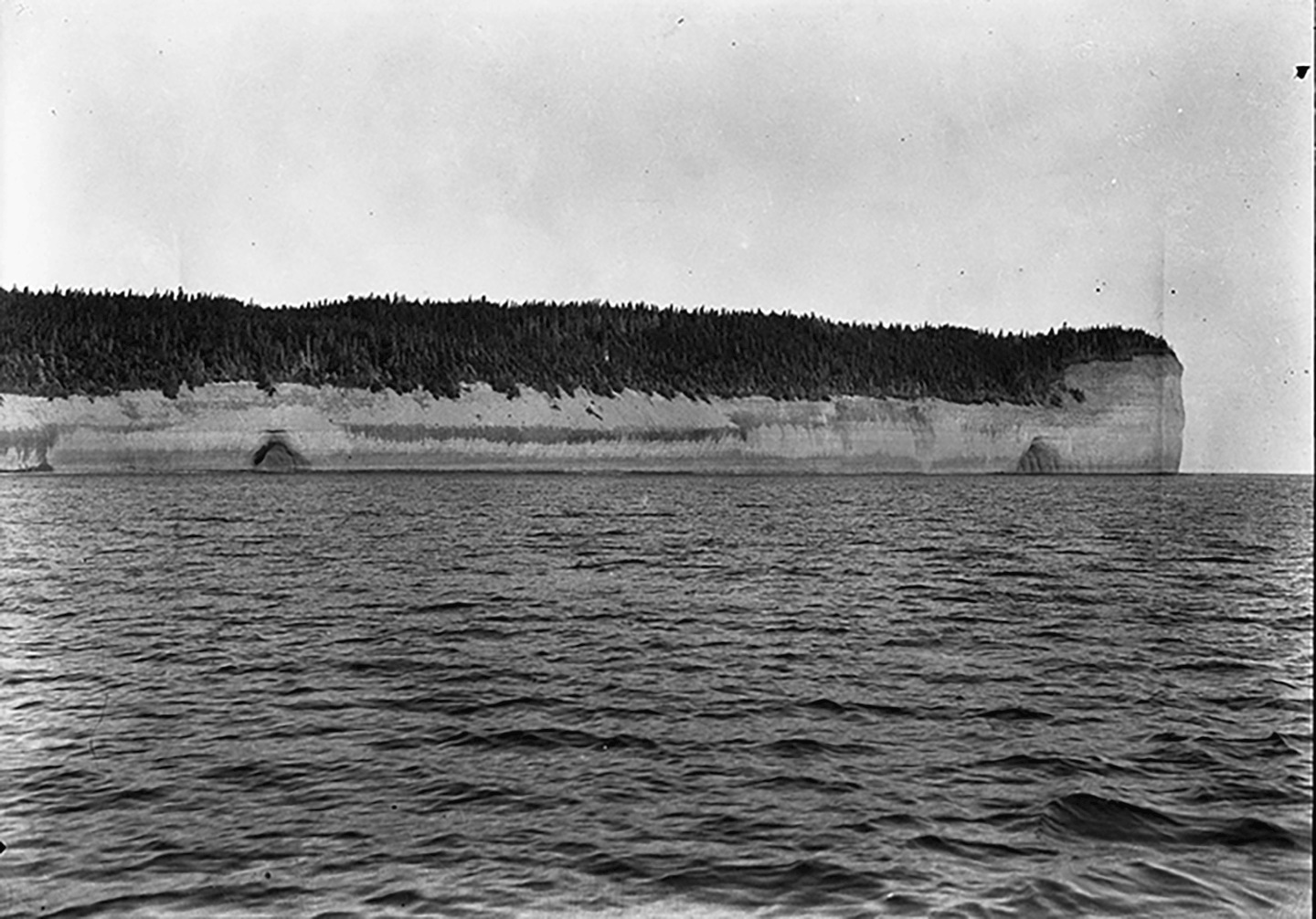 Anticosti, vue du large, 1920-1930. Archives nationales à Sept-Îles, fonds Joseph-Émile Chabot (P61, S1, P7).