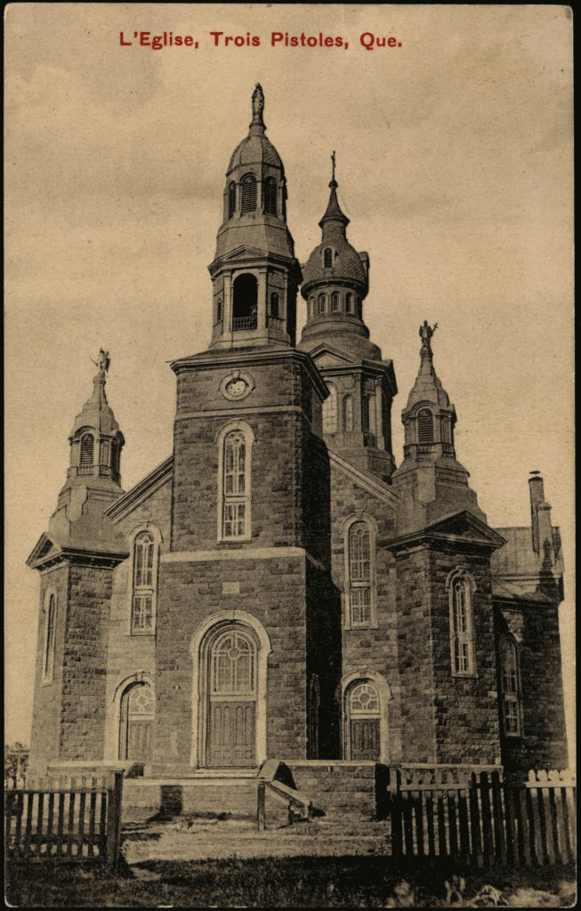 L’église, Trois-Pistoles, Qué., carte postale, Montreal, European Post Card Co., entre 1906 et 1931. Bibliothèque nationale (site Rosemont).